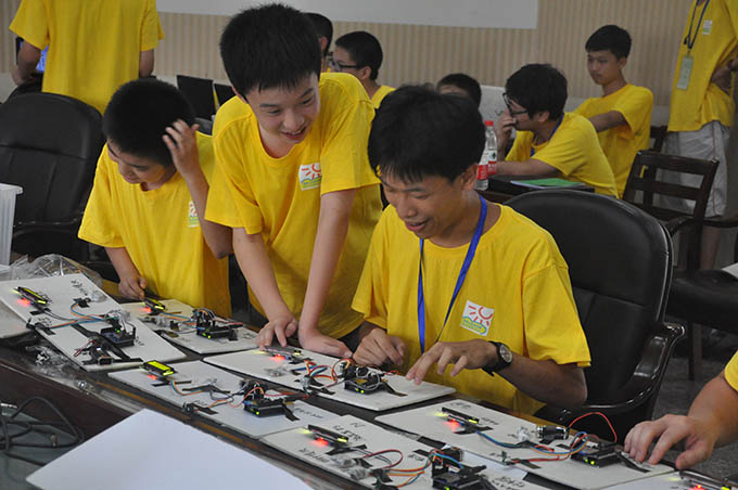 2013年杭州少年科学院成员自主研发科研设备x.jpg